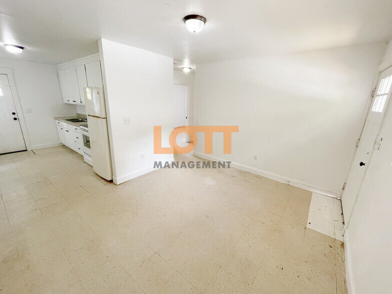 Building Photo - 10 Montis Dr
