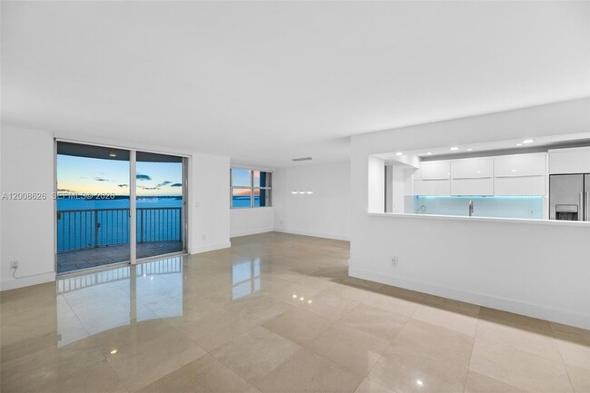 Building Photo - 1420 Brickell Bay Dr