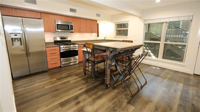 Primary Photo - 1115 W 10th St