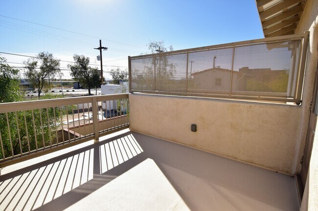 Building Photo - Modern 3 Bed 3 Bath - Less than 1 Mile to University of Arizona