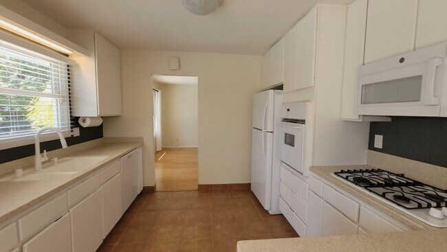 Building Photo - Stunning remodel in ideal location!