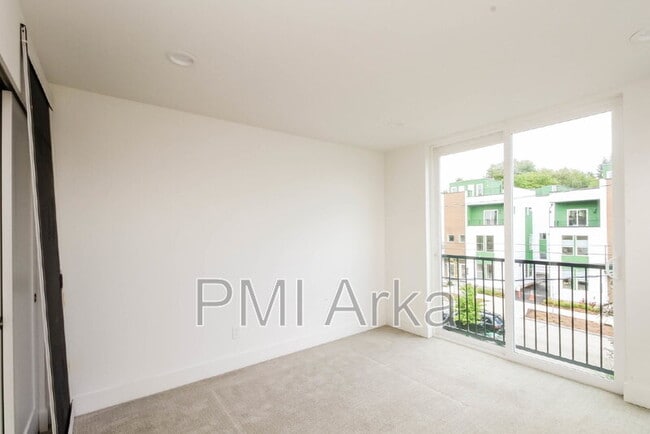 Building Photo - 909 28th Ave S