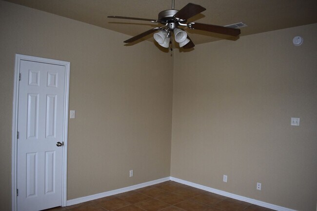Building Photo - 1600 Nicholas Cir