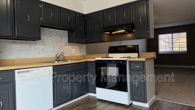 Building Photo - 25 Royal Crest Dr