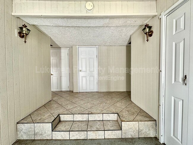 Building Photo - 4400 Orchard Rd