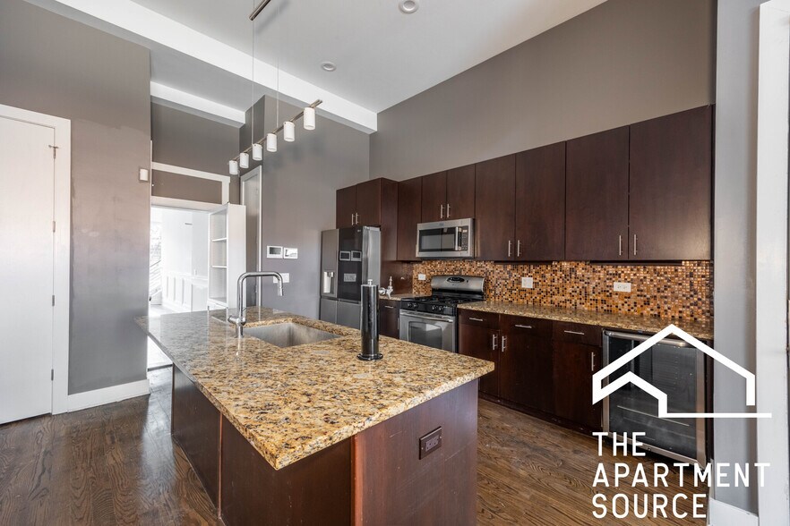 Building Photo - 1008 W Lake St