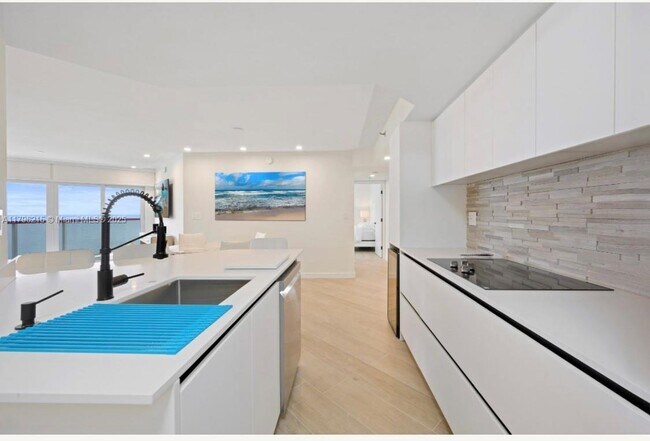 Primary Photo - 6767 Collins Ave