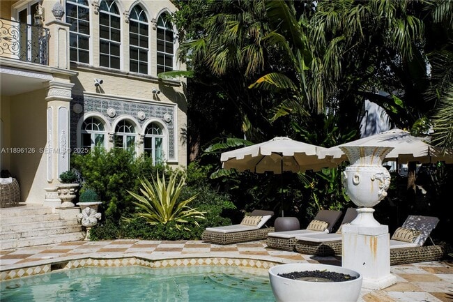 Building Photo - 5801 Pine Tree Dr