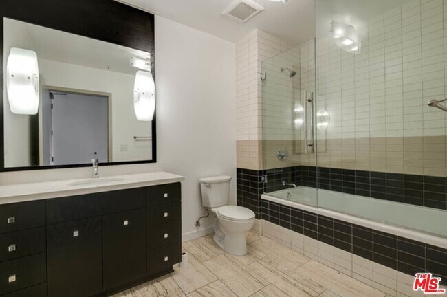 Building Photo - 527 Molino St