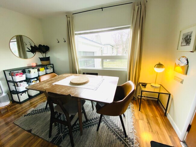 Building Photo - 517 W Milwaukee Dr