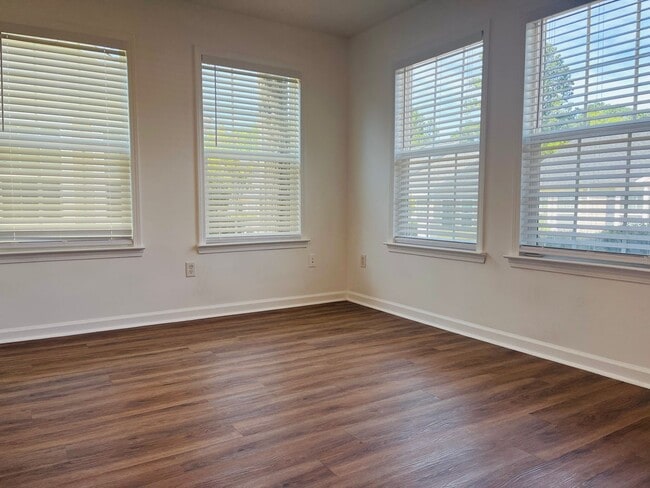 Building Photo - Wow! Check out this charming 3 bedroom 2 b...
