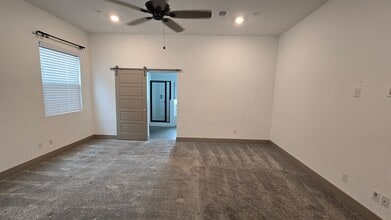 Building Photo - 9405 Parkwood Manor Dr