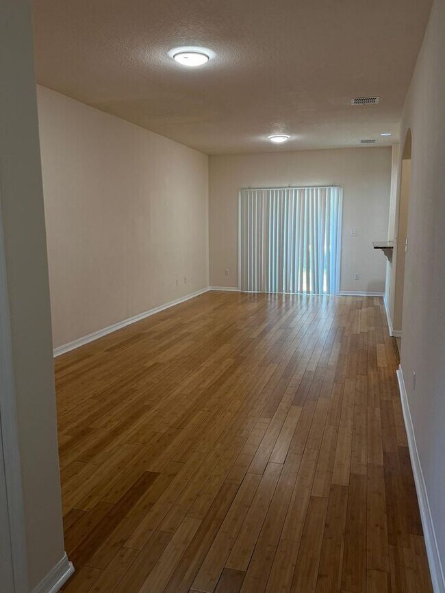Building Photo - Beautifully Updated 3-Bedroom Townhouse in Kissimmee – Gated Community with Pool