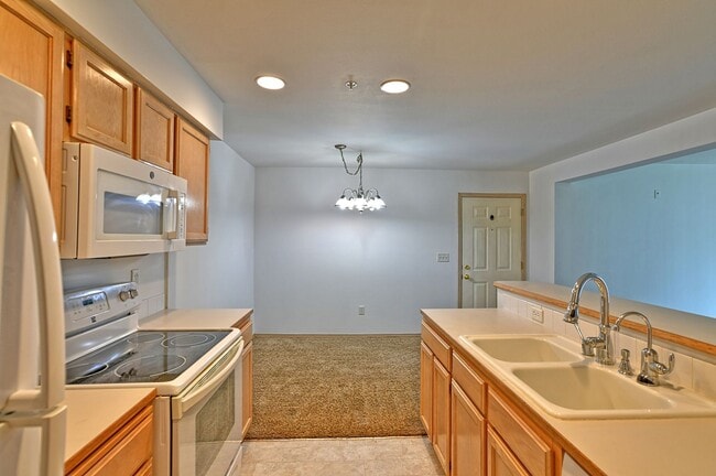 Building Photo - Charming 2-Bedroom Ground-Level Home in Qu...
