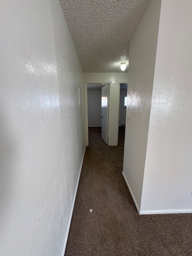 Building Photo - Quail Hollow 13