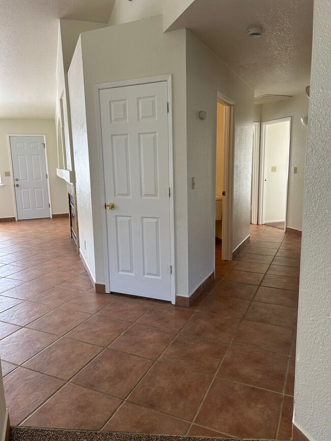 Building Photo - Beautiful 3 bedroom Home. 1st Month Free with 1 year Lease!