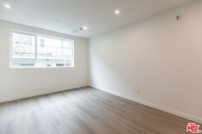 Building Photo - 1227 N Berendo St