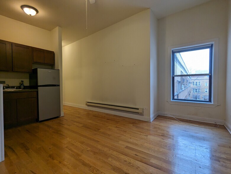 Building Photo - 813 W Cornelia Ave