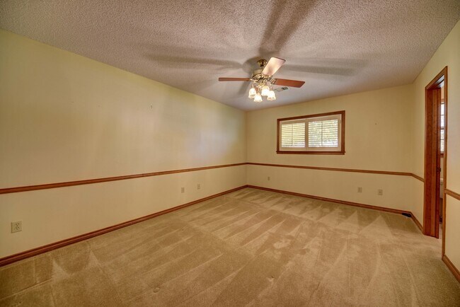 Building Photo - 128 Douglas Dr