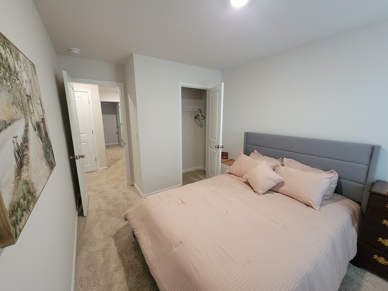 Bedroom 2 with large closet - 3010 Alibird Cir