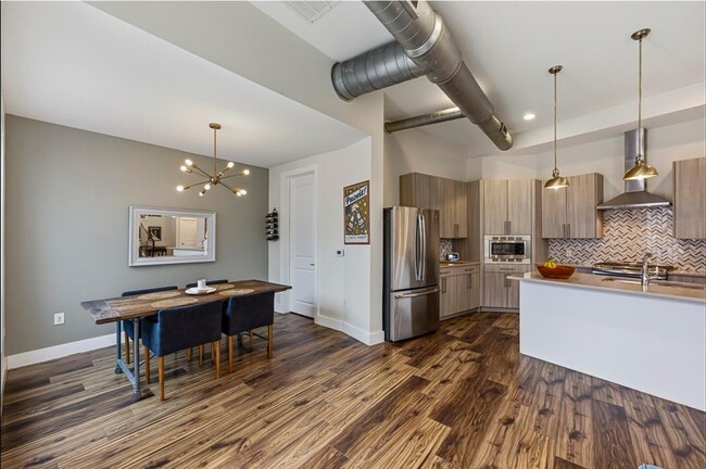Building Photo - 1405 Camelot Cir