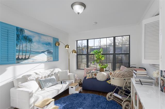 Building Photo - 5950 Lindenshire Ln