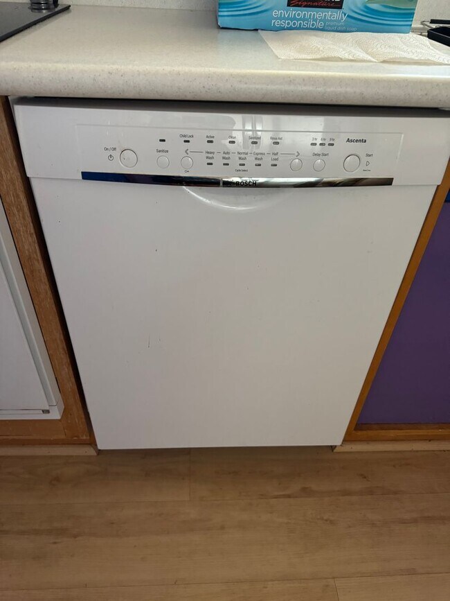 Building Photo - Newtown Estates, 3 bdrm, 2 bath, 2 car enc...