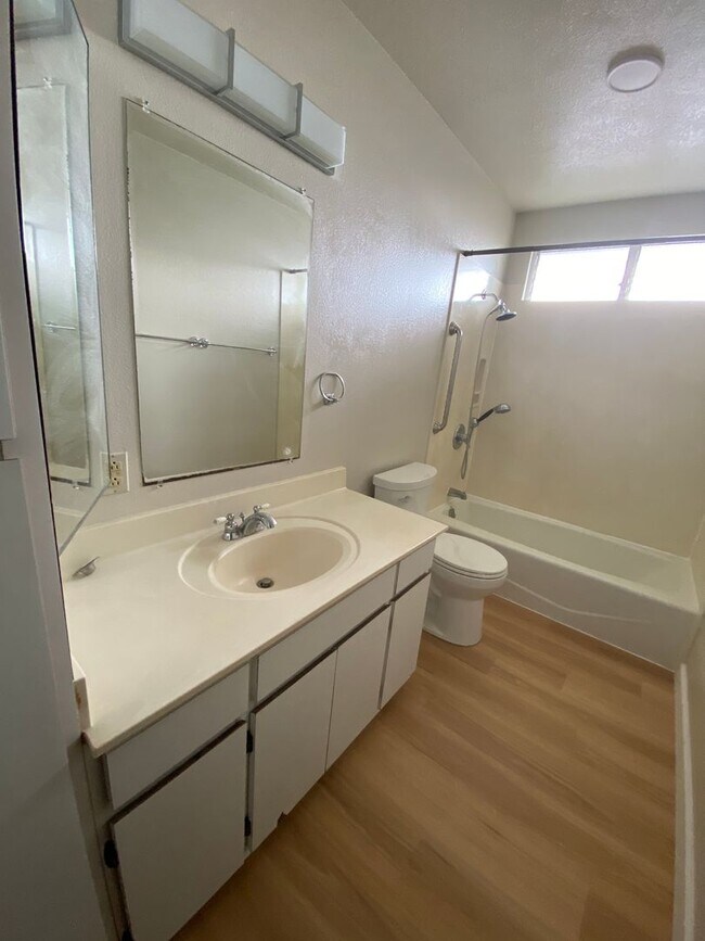 Building Photo - 843 21st Ave