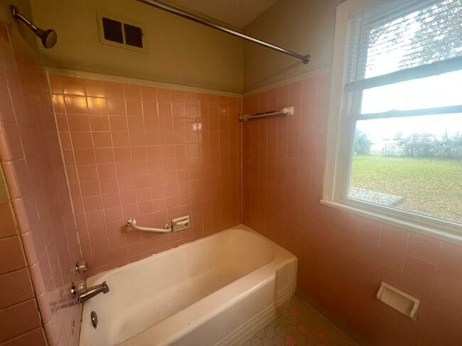 Building Photo - 3 bedroom 1 bathroom brick home in West Tu...