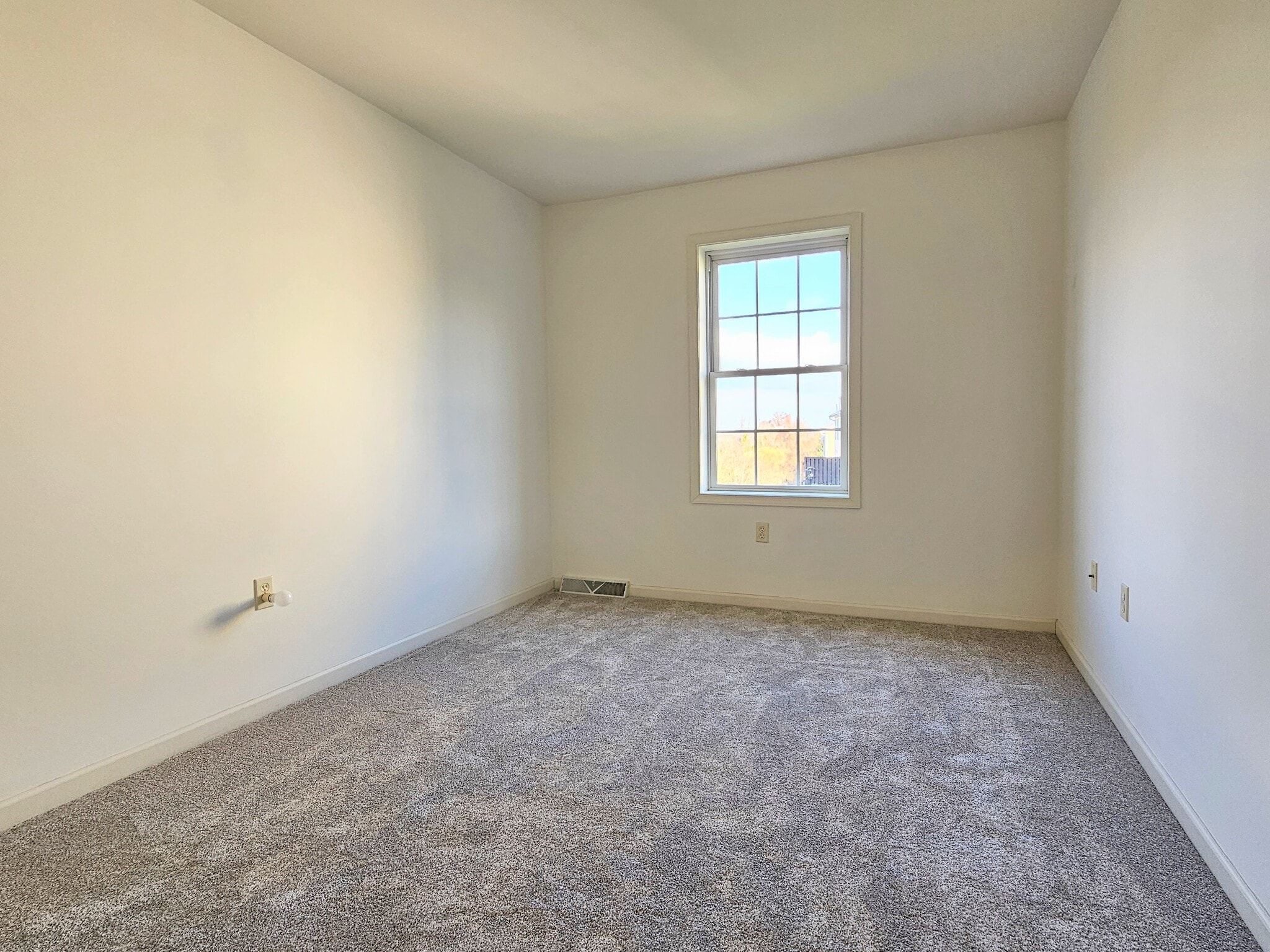 Building Photo - 107 Acorn Ln