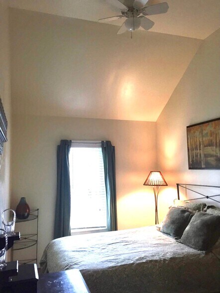 2nd bedroom with vaulted ceiling - 1153 Vine St