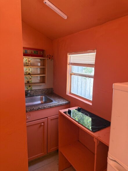 Kitchen - 331 NE 26th Ct
