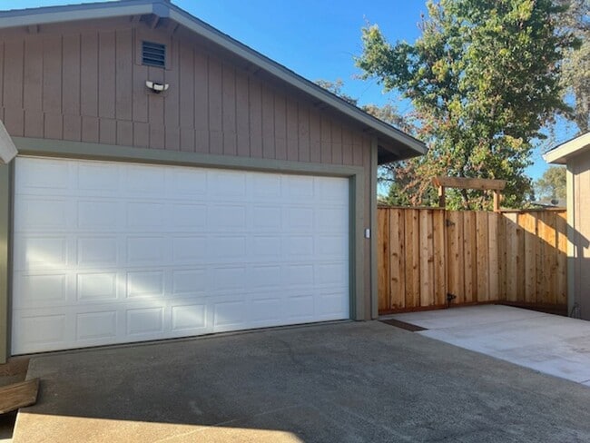 Building Photo - Modern Auburn Retreat—Fully Renovated 3BR ...