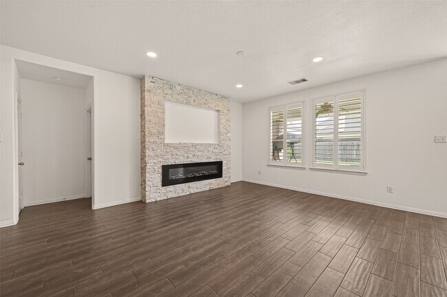 Building Photo - 16039 Cypress Farms Dr