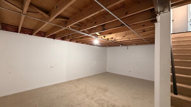 Building Photo - 646 White Ct