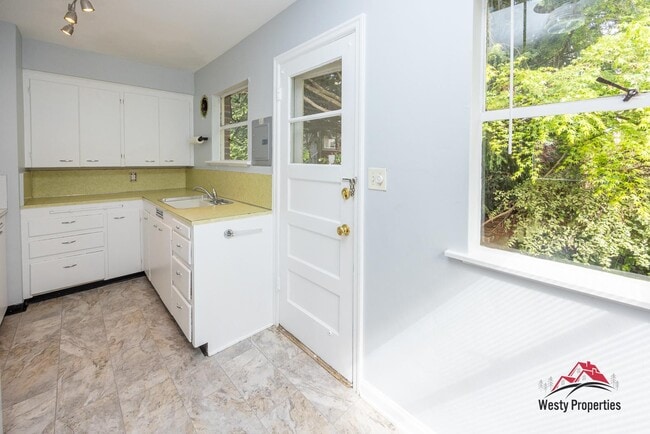 Building Photo - 1811 SE Salmon St