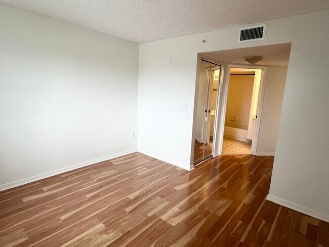 Building Photo - 900 Crestwood Ct S