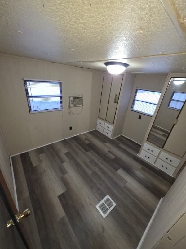 Building Photo - 4744 Ellsworth Ln