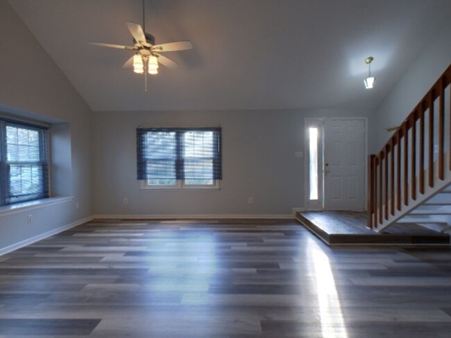 Building Photo - Beautiful 2 Bedroom 2 Bathroom Townhome Lo...