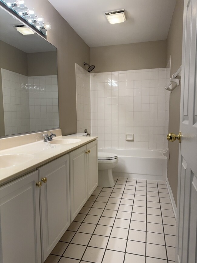 Building Photo - 552 Fairfax Ln