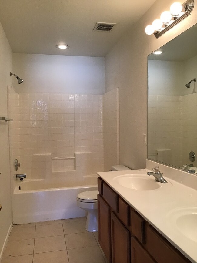 Building Photo - COMING SOON! Spacious 4 Bed 2 Bath Home in Phoenix