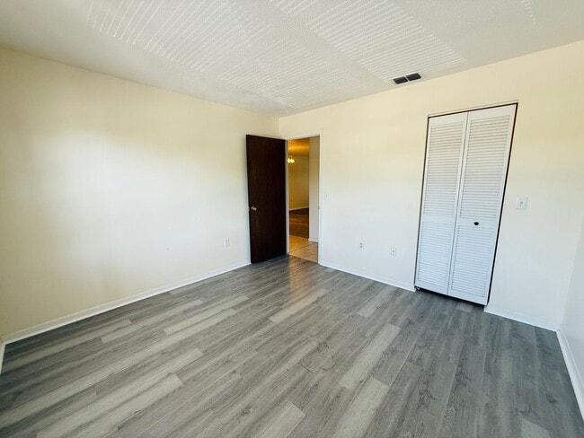 Building Photo - 2/2 Condo