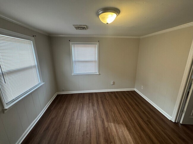 Building Photo - 2 Bedroom House in Sharpsburg - New Centra...