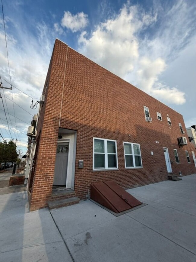 Building Photo - 370 Jackson St