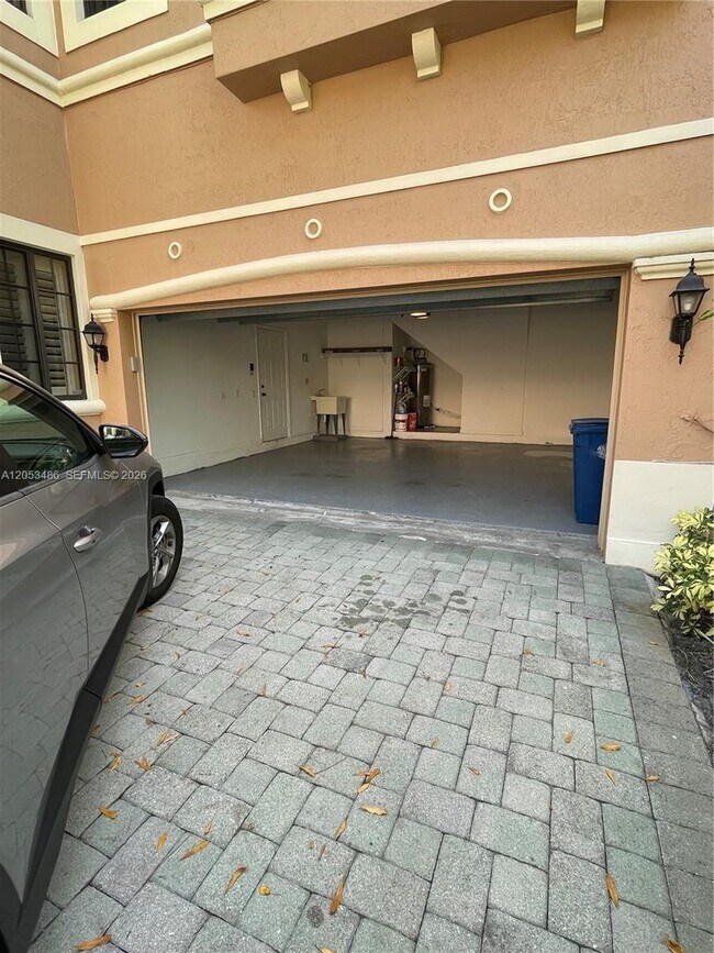 Building Photo - 2727 Center Ct Dr
