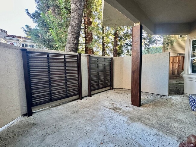 Building Photo - Great 2 Bedroom Townhome- Move in Ready! Washer/Dryer Garage