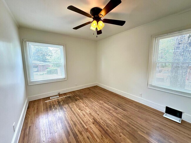Building Photo - 1003 Robinhood Ln