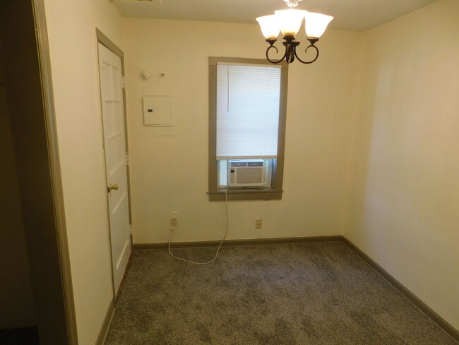 Building Photo - 2 bedroom, 1 bathroom duplex located in Au...