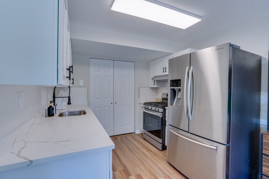 Kitchen - 8056 Central Park Dr