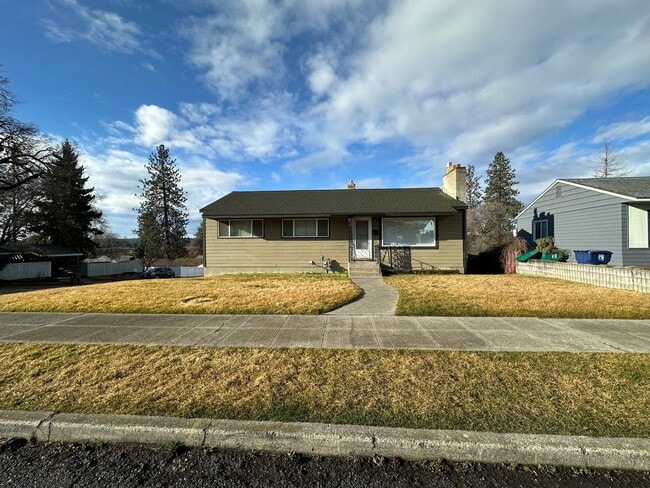 Building Photo - Spacious Northside 4-Bed, 2-Bath Ranch with Hardwood Floors